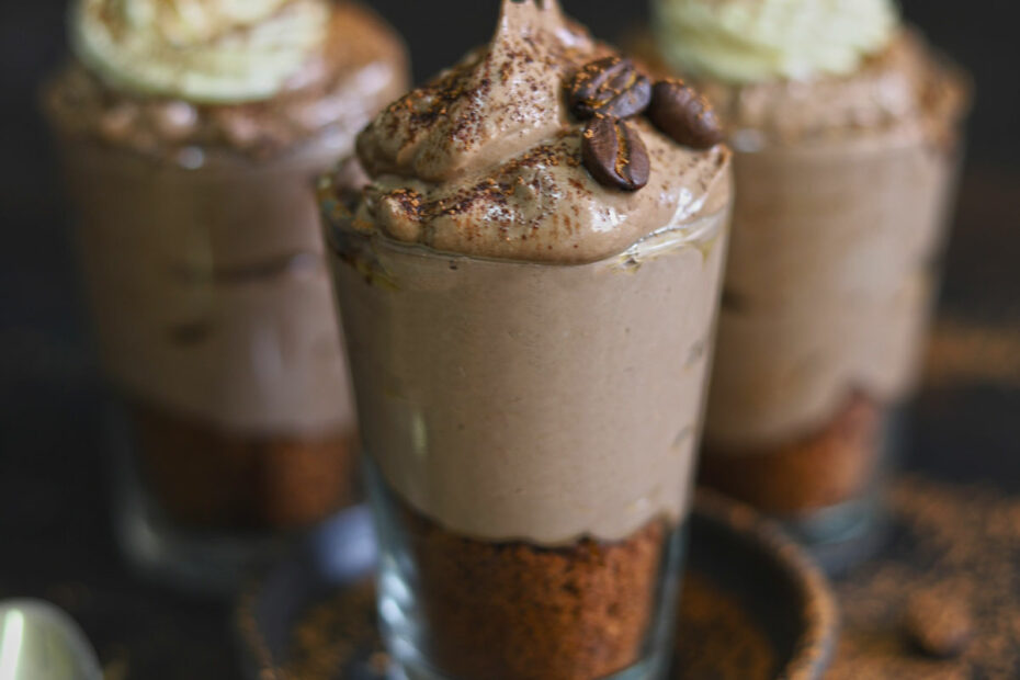 side shot of eggless chocolate mousse cups