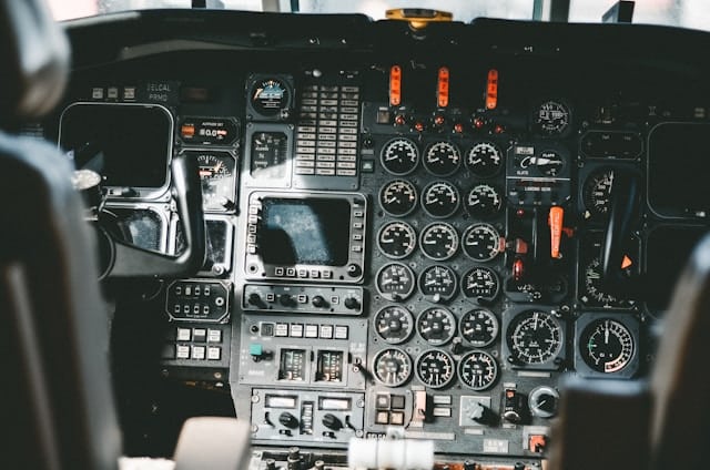 Flight School vs Online Aviation Learning: Full Comparison