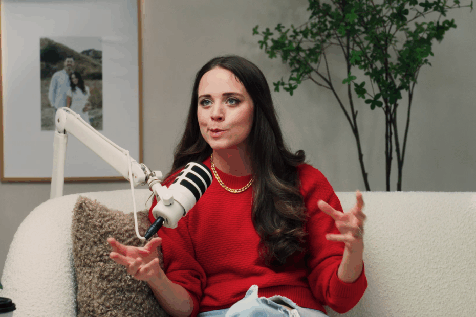 Jinger Duggar makes an unusual facial expression on her podcast.