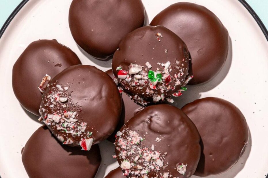 Love thin mints? These easy almond flour mint chocolate cookies just might be your new favourite cookie...