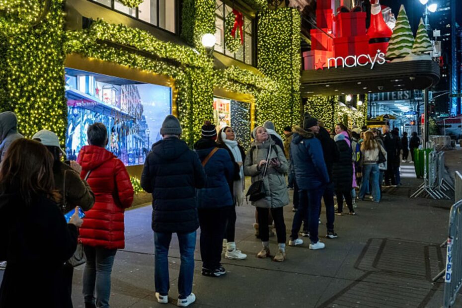 Macy’s posts strongest growth in more than 3 years, but strikes cautious note on holidays