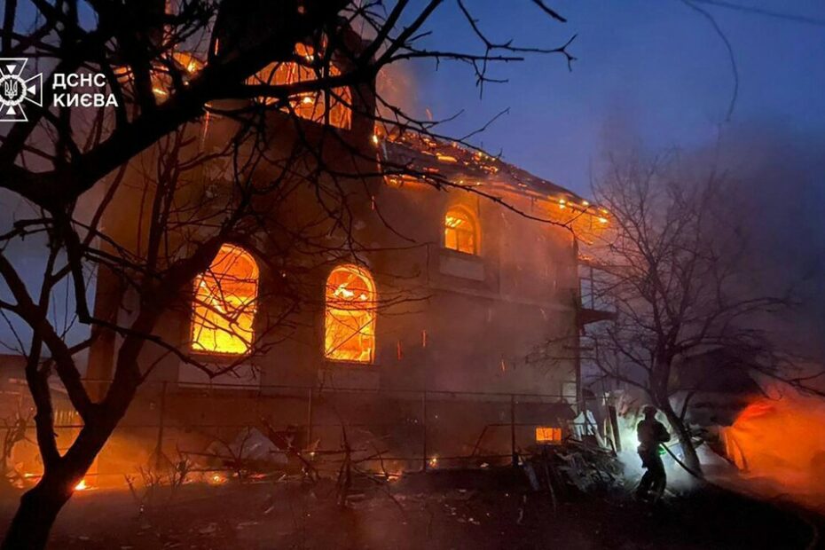 Notte di bombardamenti e feriti a Kiev. Oggi von der Leyen e i leader europei in call con Zelensky e Trump - Cronaca - Ansa.it