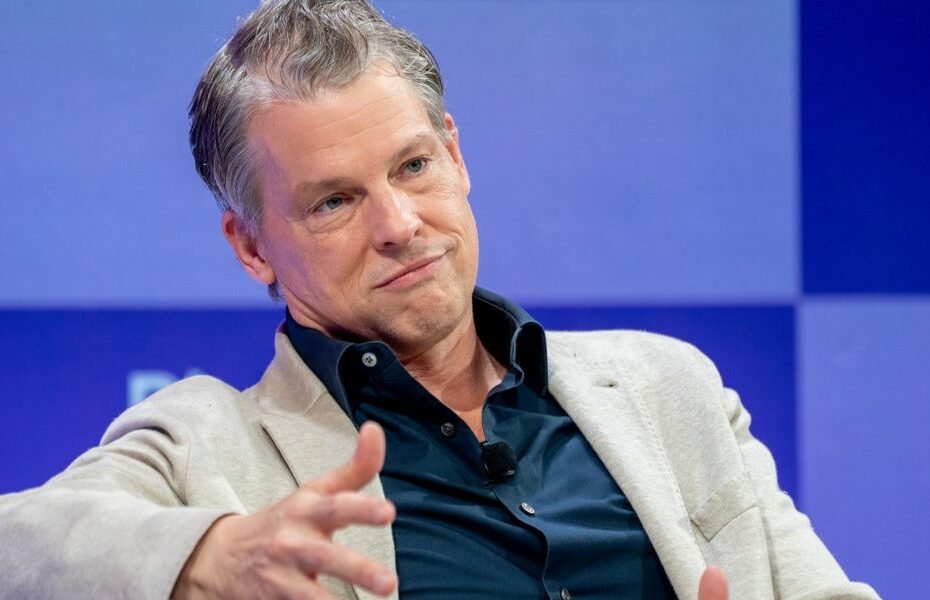 Top analyst says Netflix’s $72 billion bet on Warner Bros. isn’t about the ‘death of Hollywood’ at all. It’s really about Google | Fortune