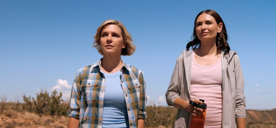 ‘Pluribus’ Cast, Creator Unpack Zosia & Carol’s First Kiss, Budding Romance: “Is It True Love, Or Is It Artifice?”