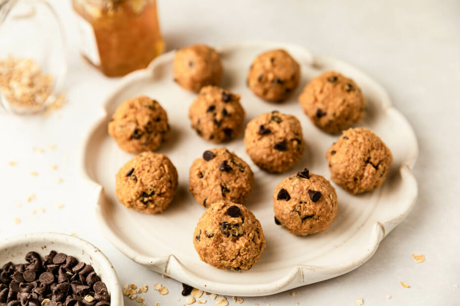 4-Ingredient Peanut Butter Oat Energy Bites | Elizabeth Rider