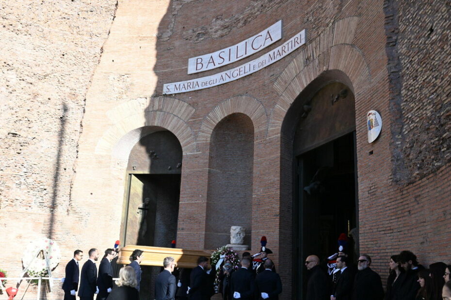 A Roma l'ultimo saluto a Valentino tra i fiori bianchi. L'omelia: 'La bellezza salva, lui l'ha seminata' - Notizie - Ansa.it