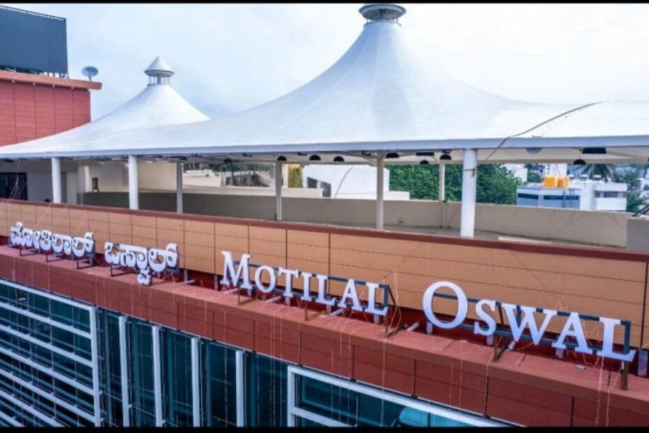 ICICI Prudential vs ICICI Lombard: Which Stock Can Deliver Highest Upside According to Motilal Oswal?