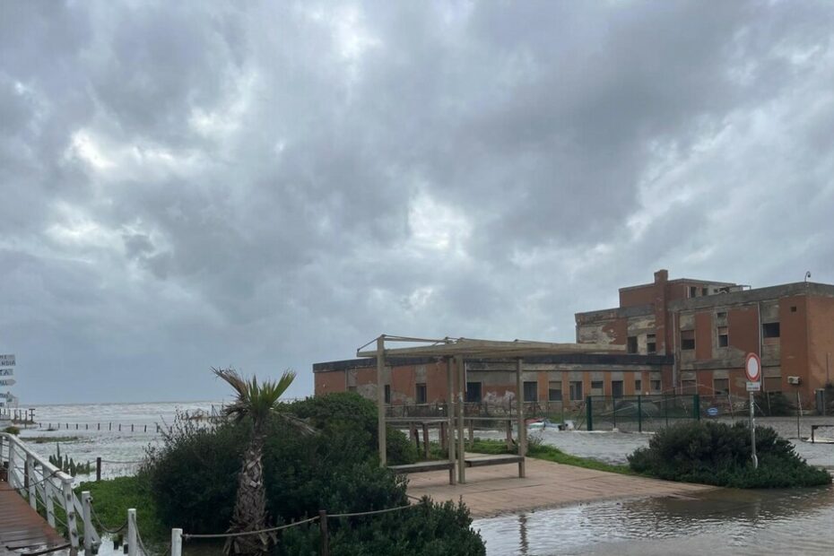 Il maltempo sferza Sardegna, Sicilia e Calabria. Il mare esonda nel centro abitato della costa cagliaritana - Notizie - Ansa.it