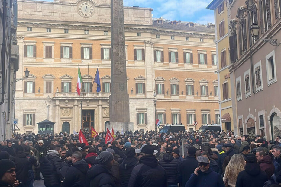 Oggi sciopero dei taxi di 24 ore. Salvini convoca i sindacati - Notizie - Ansa.it