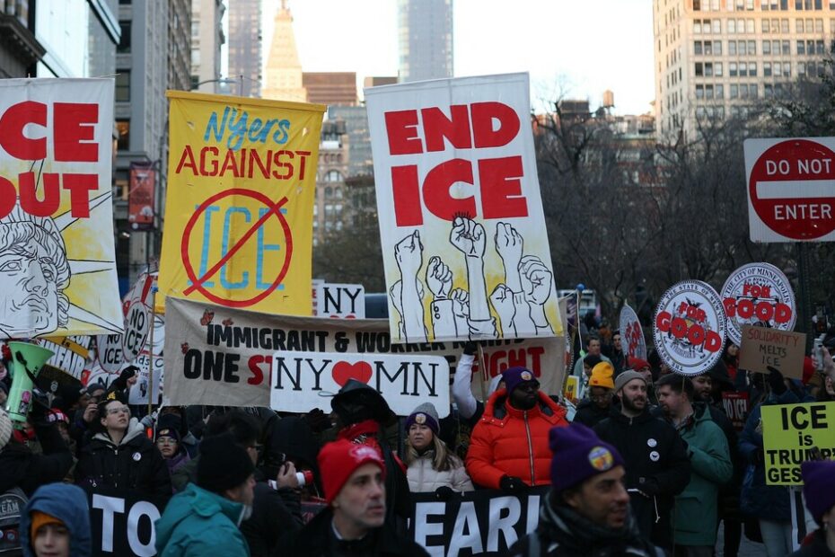 Proteste contro l'Ice, cento religiosi in preghiera arrestati all'aeroporto di Minneapolis - Notizie - Ansa.it