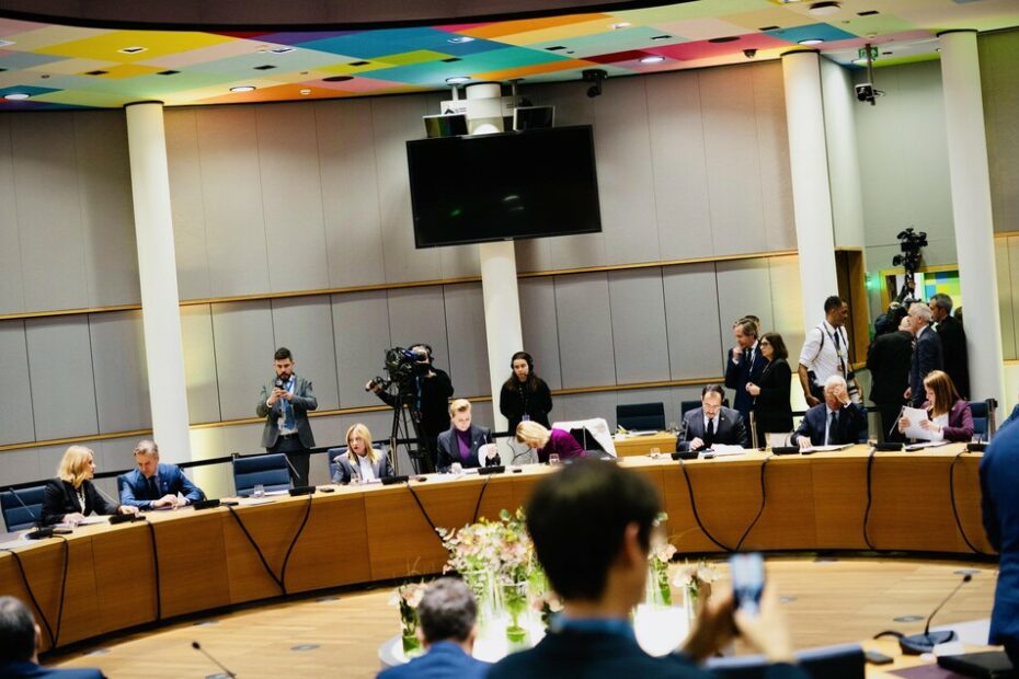 Vertice Ue, Macron: 'Restiamo vigili'. Merz: 'Dobbiamo essere in grado di difenderci' - Notizie - Ansa.it